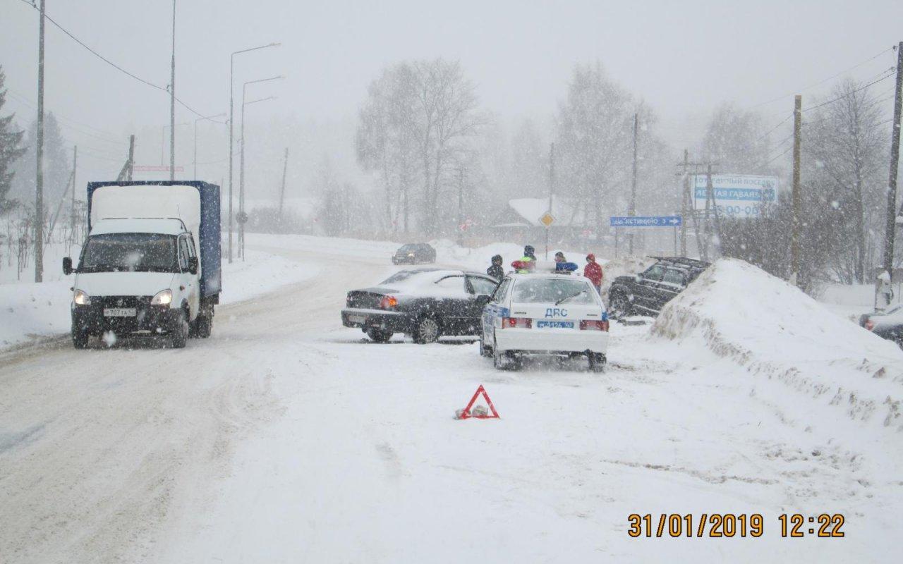 В Чепецком районе после столкновения с Kia «УАЗ» пикап оказался в сугробе