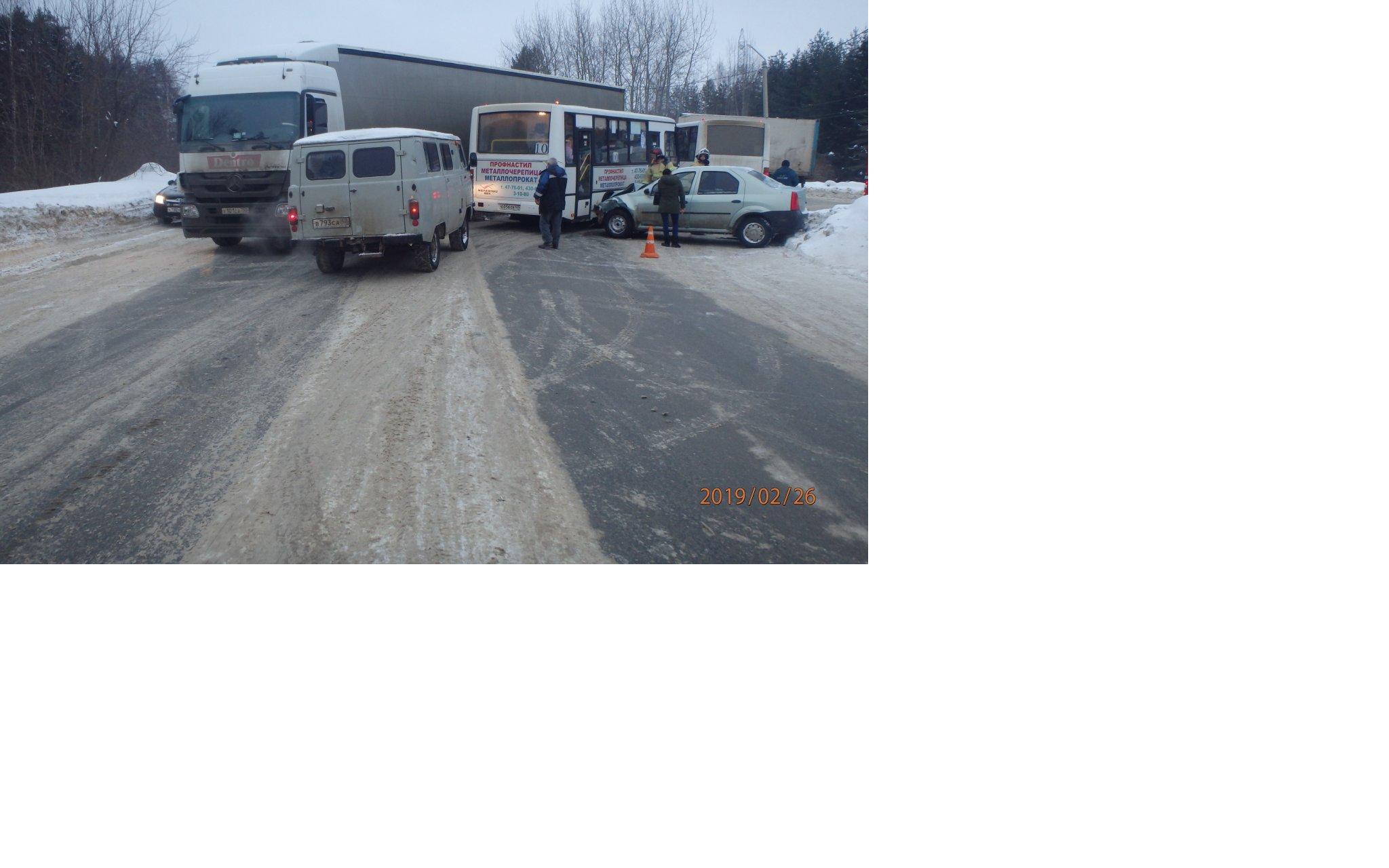 В Чепецке водитель фуры не пропустил иномарку: есть пострадавшие