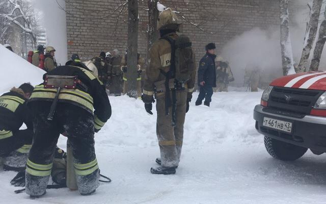 В Чепецке горит жилой дом на Красноармейской: эвакуировано 36 человек