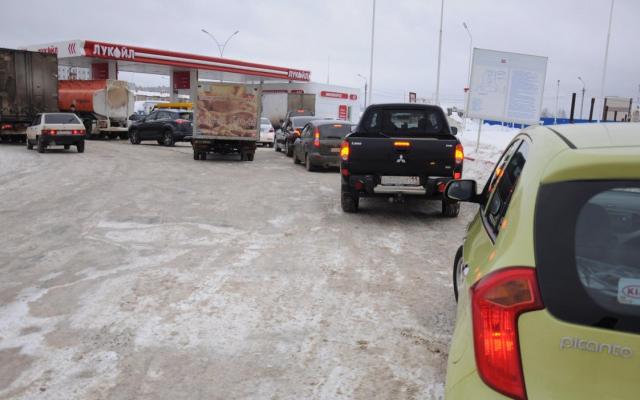 Специалисты проверили качество бензина за АЗС Кировской области