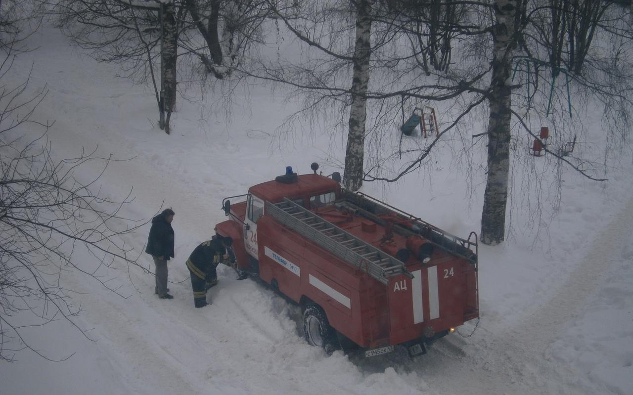 В Чепецком районе в снегу застряла пожарная машина