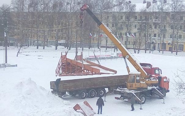 В Чепецке убрали горку у ДК «Дружба»