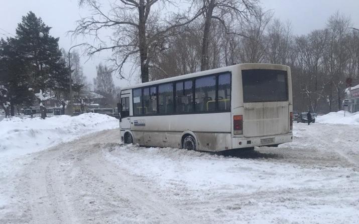 Около автовокзала в Кирово-Чепецке застрял автобус