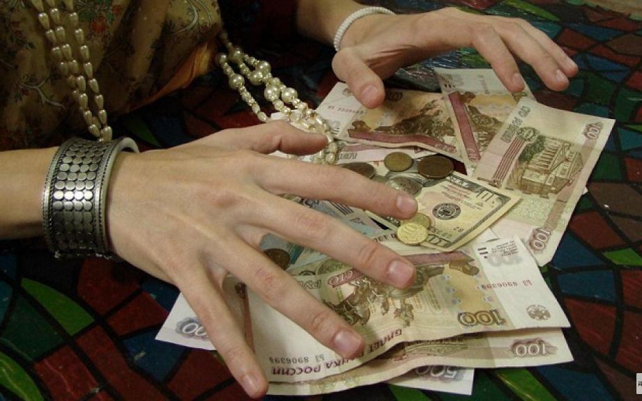 В Чепецке цыганка украла из квартиры деньги и духи, пока хозяин спал в соседней комнате