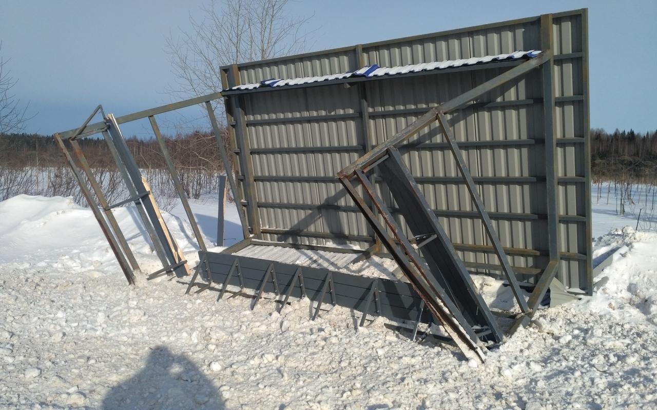 В Чепецком районе из-за сильных порывов ветра перевернуло остановку