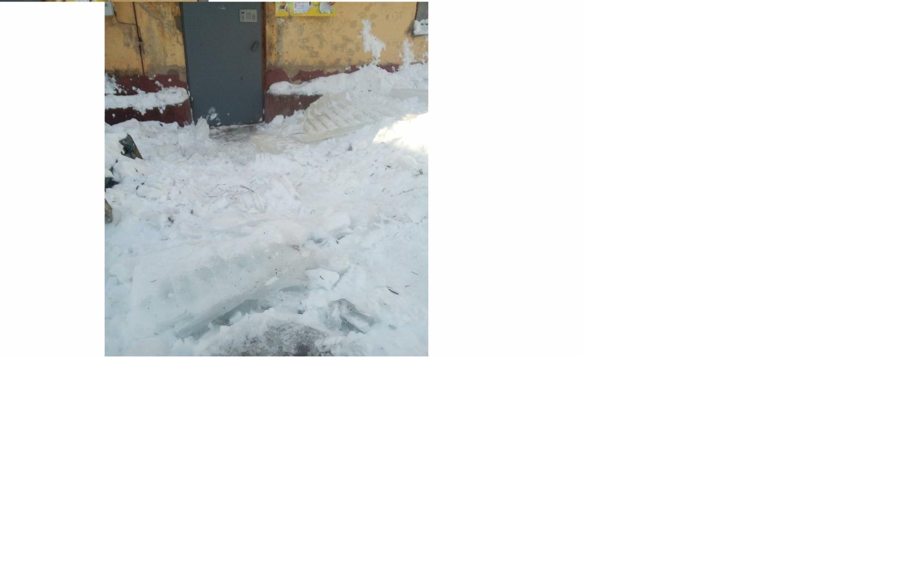 В Чепецке с крыши дома сошли ледяные глыбы: чудом никто не пострадал