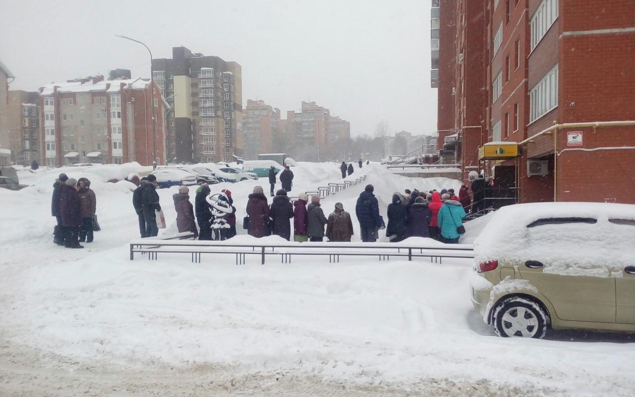 В Чепецке у ЖЭК-7 образовалась длинная очередь