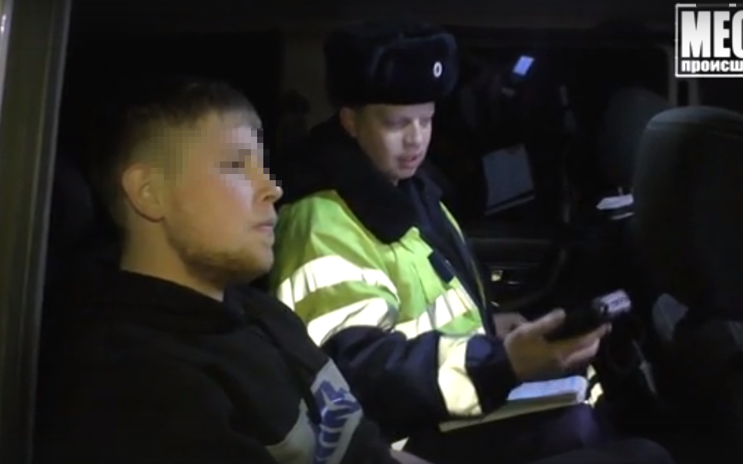 Видео: в Чепецке полицейские задержали пьяного грубияна на "семерке"