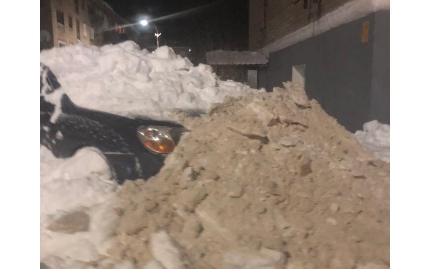 Очевидцы: «В Чепецке тракторист вывалил ковш снега на припаркованную иномарку»