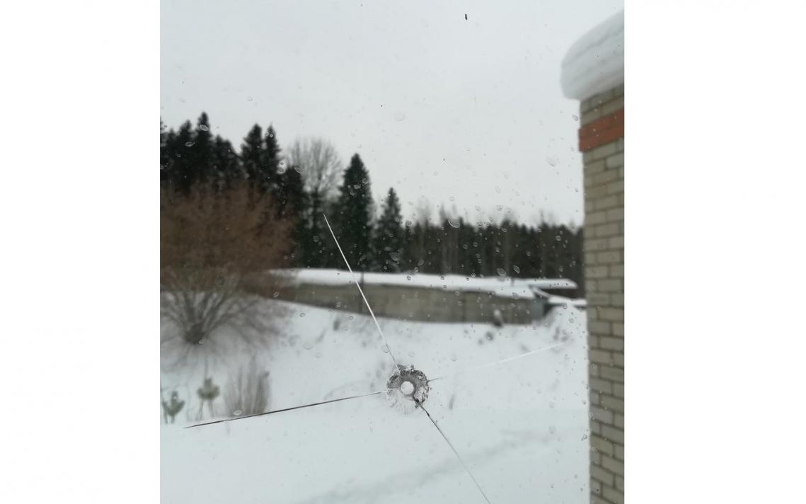 В Чепецке неизвестные обстреляли окна детского клуба