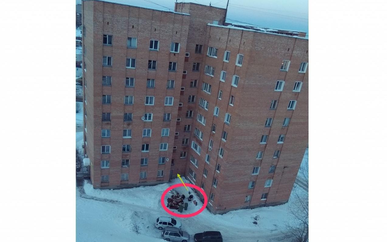 В Чепецке жильцы высотки выкинули из окна старую мебель