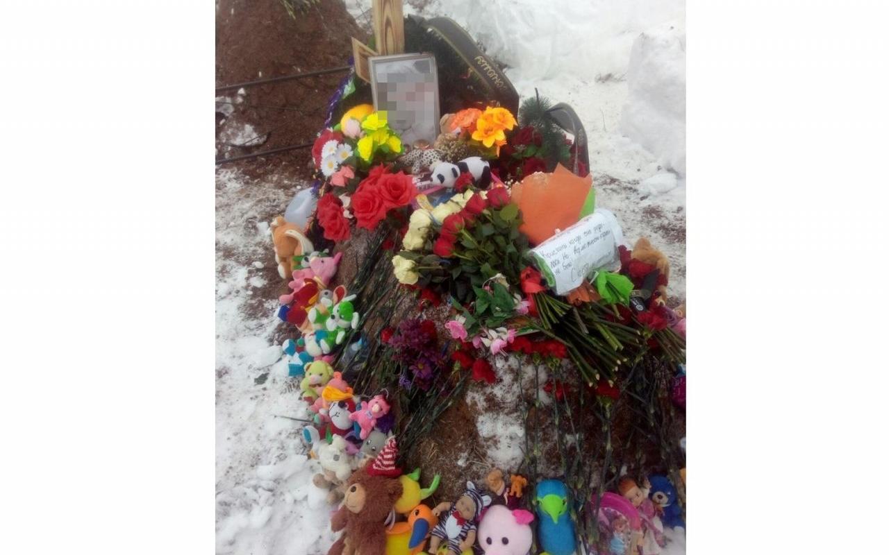 В Чепецком районе прошли похороны 3-летней девочки, умершей от обезвоживания