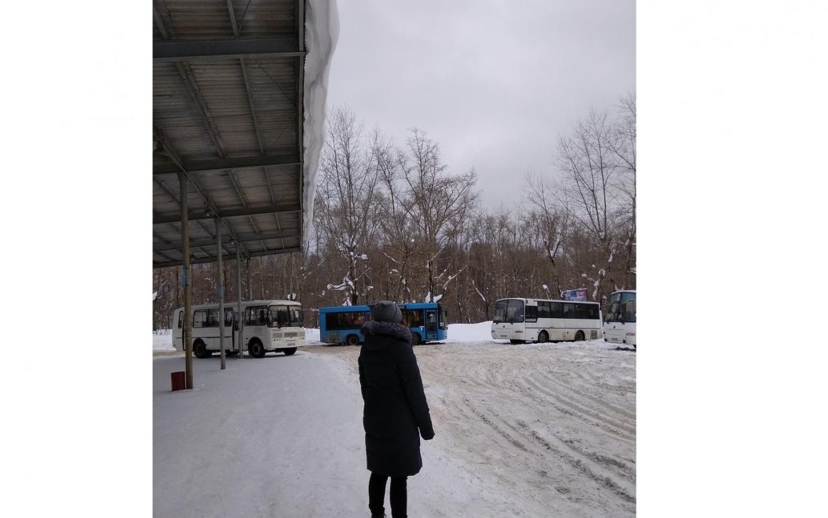 Неубранный снег и буксующие автобусы: в Сети массово жалуются на автовокзал в Чепецке