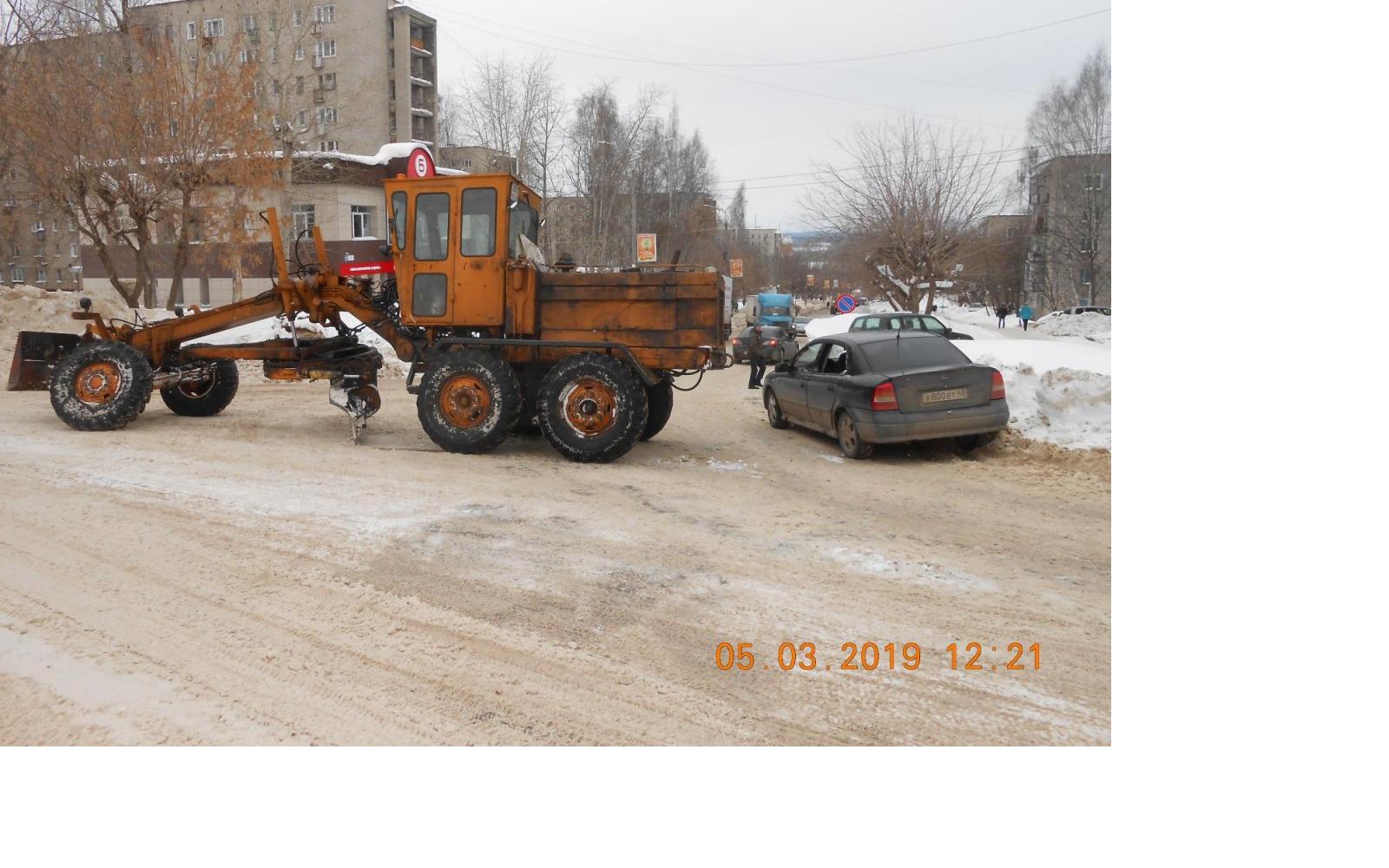 В Чепецке водитель трактора при чистке дороги «уценил» иномарку