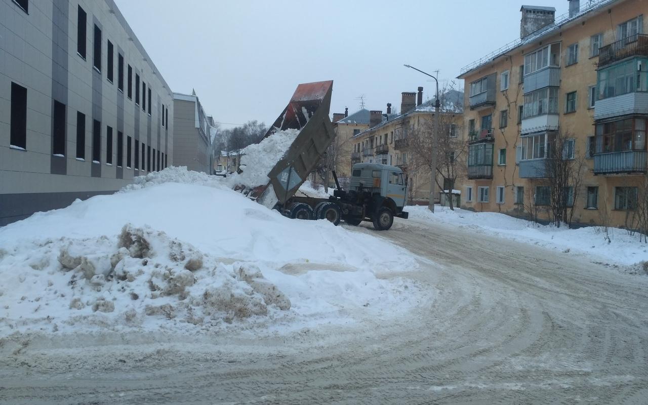 Очевидцы: «В Чепецке коммунальщики вывозят снег с центральных улиц во дворы»