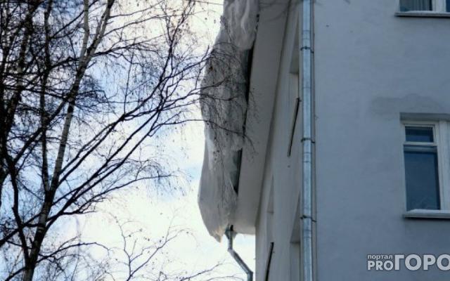 В Чепецке на пешехода упала снежная глыба: мужчина в больнице