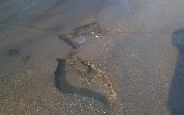 "Чуть не вылетел в сугроб из-за ямы": чепчанин пожаловался на состояние дорог в городе