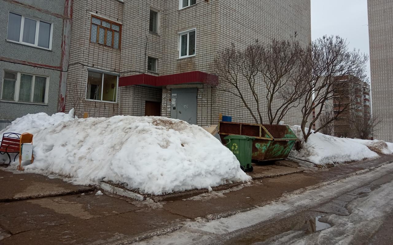 В Кирово-Чепецке поставили контейнер для мусора на пандус для колясок