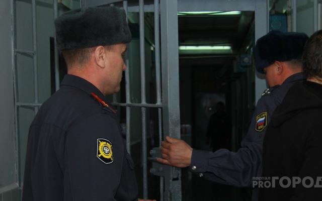 В Чепецке сотрудник колонии брал взятки за УДО