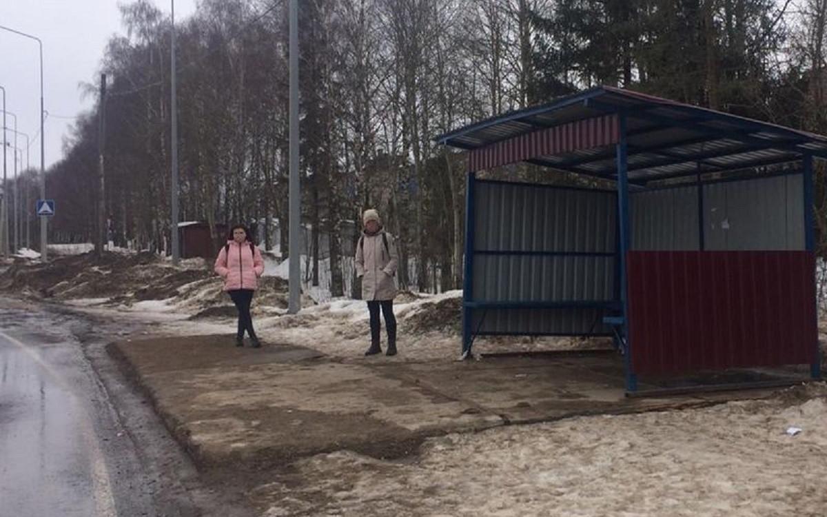 Чепецкая прокуратура заставила восстановить остановку, сбитую машиной 3 месяца назад