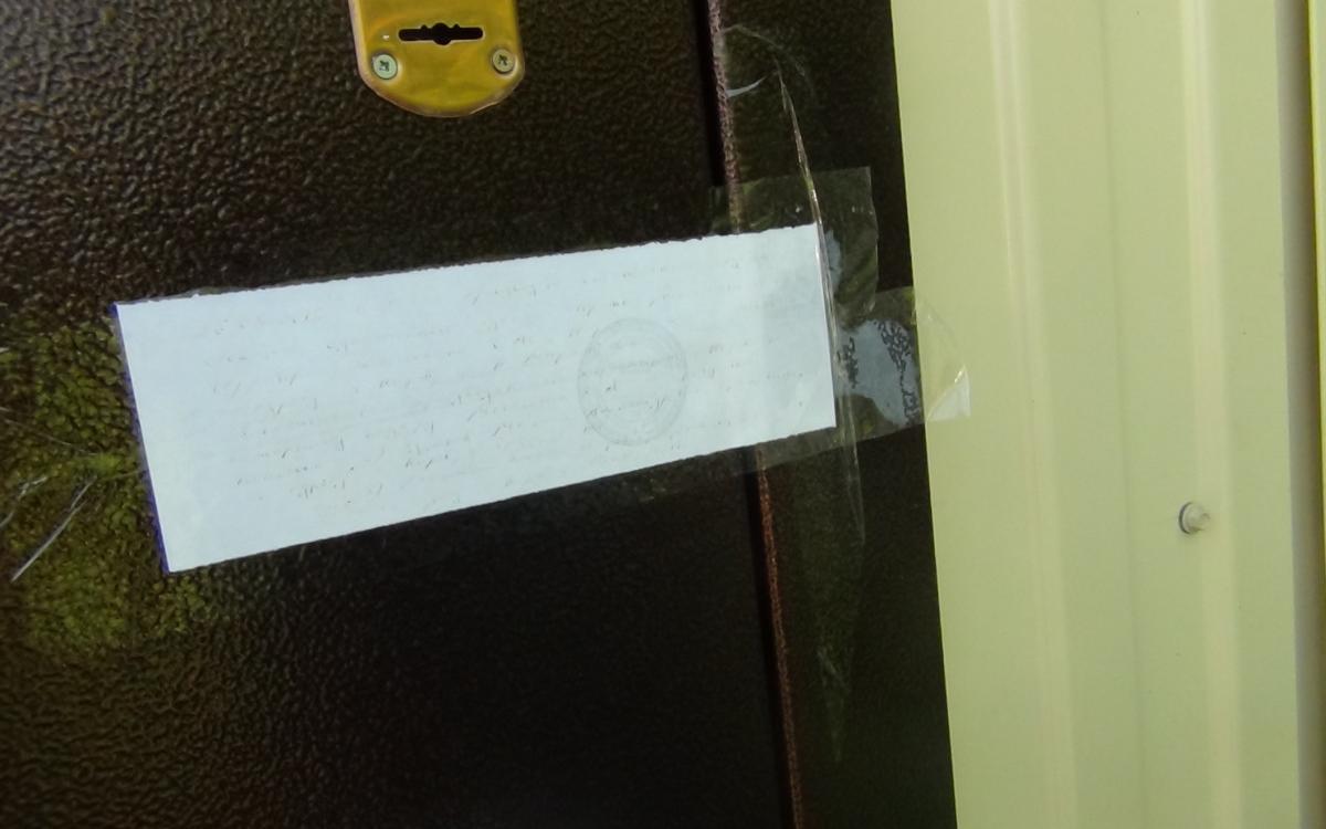 Чепчанку и ее семью принудительно выселили из аварийного жилья в новую квартиру