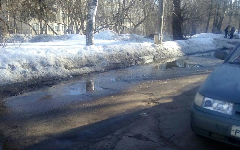 Очевидцы: в Чепецке по улице Ленина бежит «вонючий» ручей