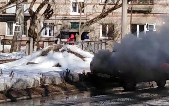 В Кирово-Чепецке около школы загорелся автомобиль