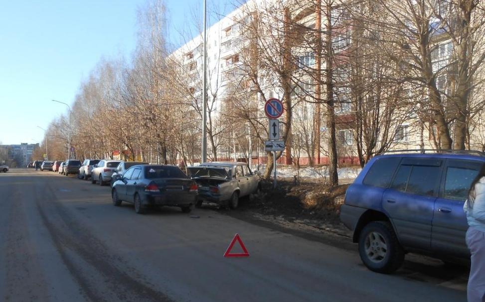 В Чепецке 18-летняя девушка на иномарке на скорости влетела в припаркованный ВАЗ