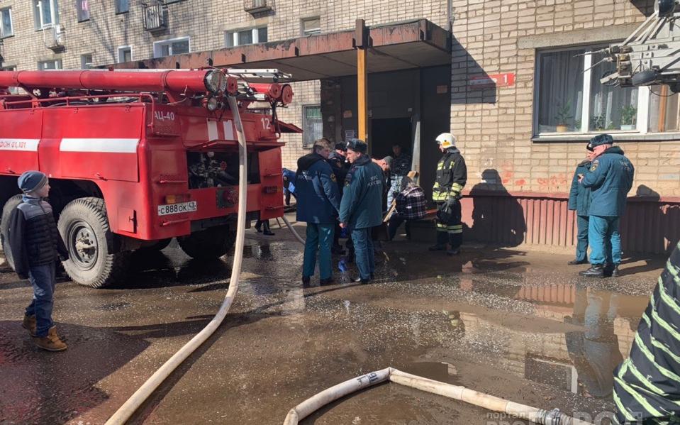 В Чепецке росгвардейцы на носилках выносили жильцов при пожаре на улице Ленина