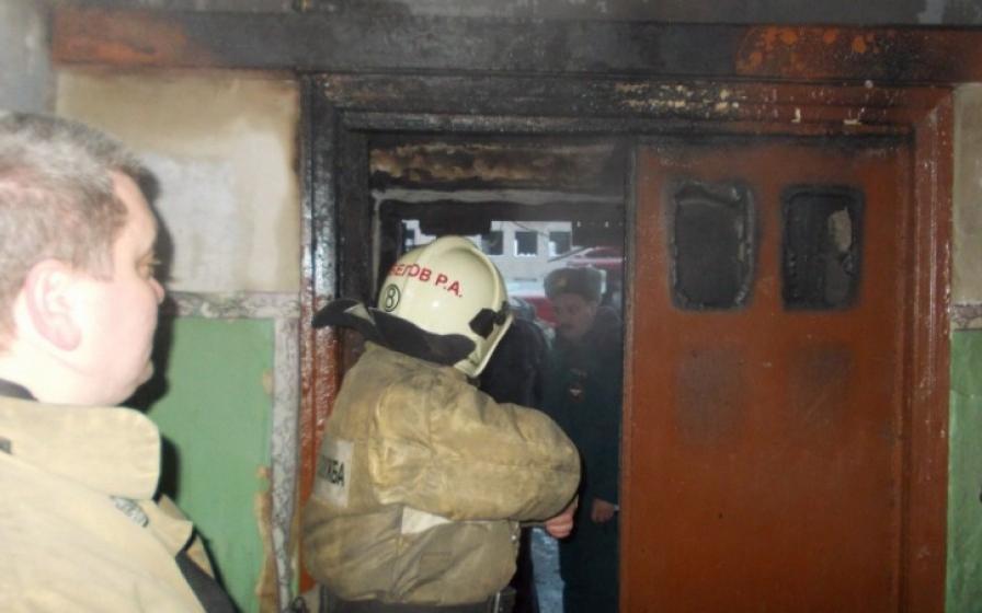 Неизвестные подожгли дверь квартиры на улице Горького: выезжали два пожарных расчета