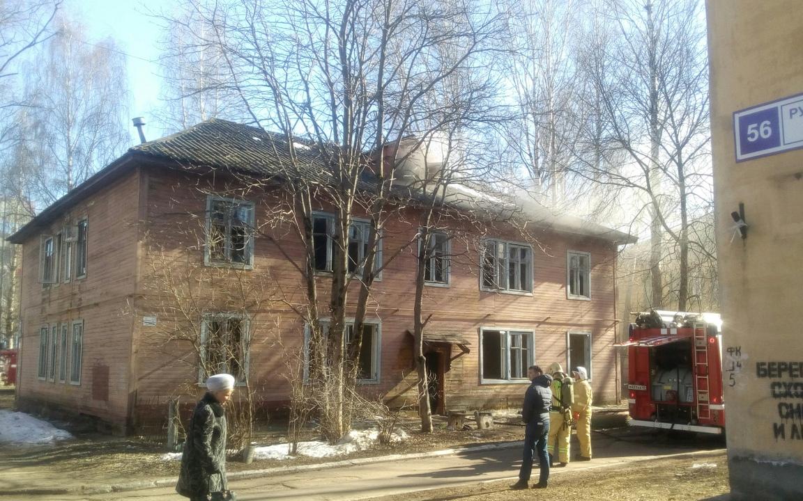 В Чепецке горит двухэтажный дом на улице Луначарского