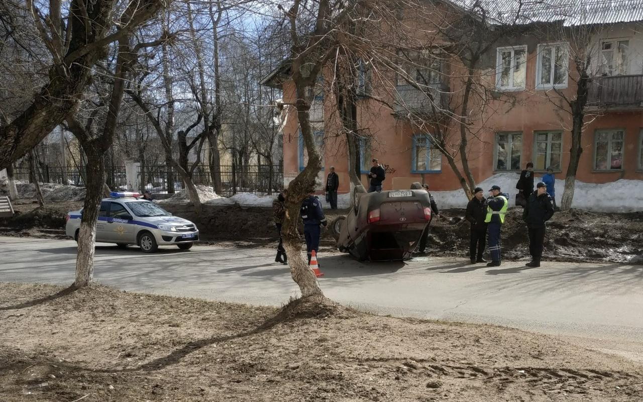 Фото дня: на проспекте Мира перевернулась «Лада Гранта»