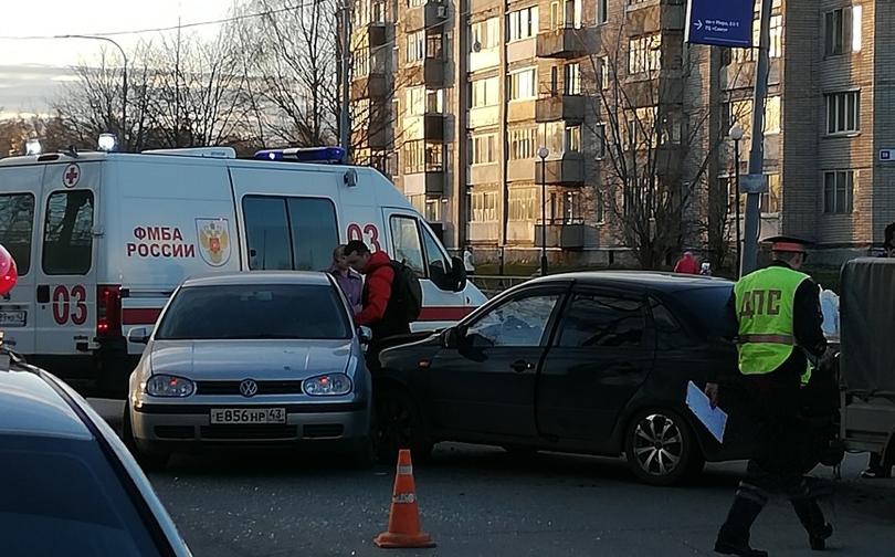 В Боево столкнулись две легковушки: на месте работают все оперативные службы