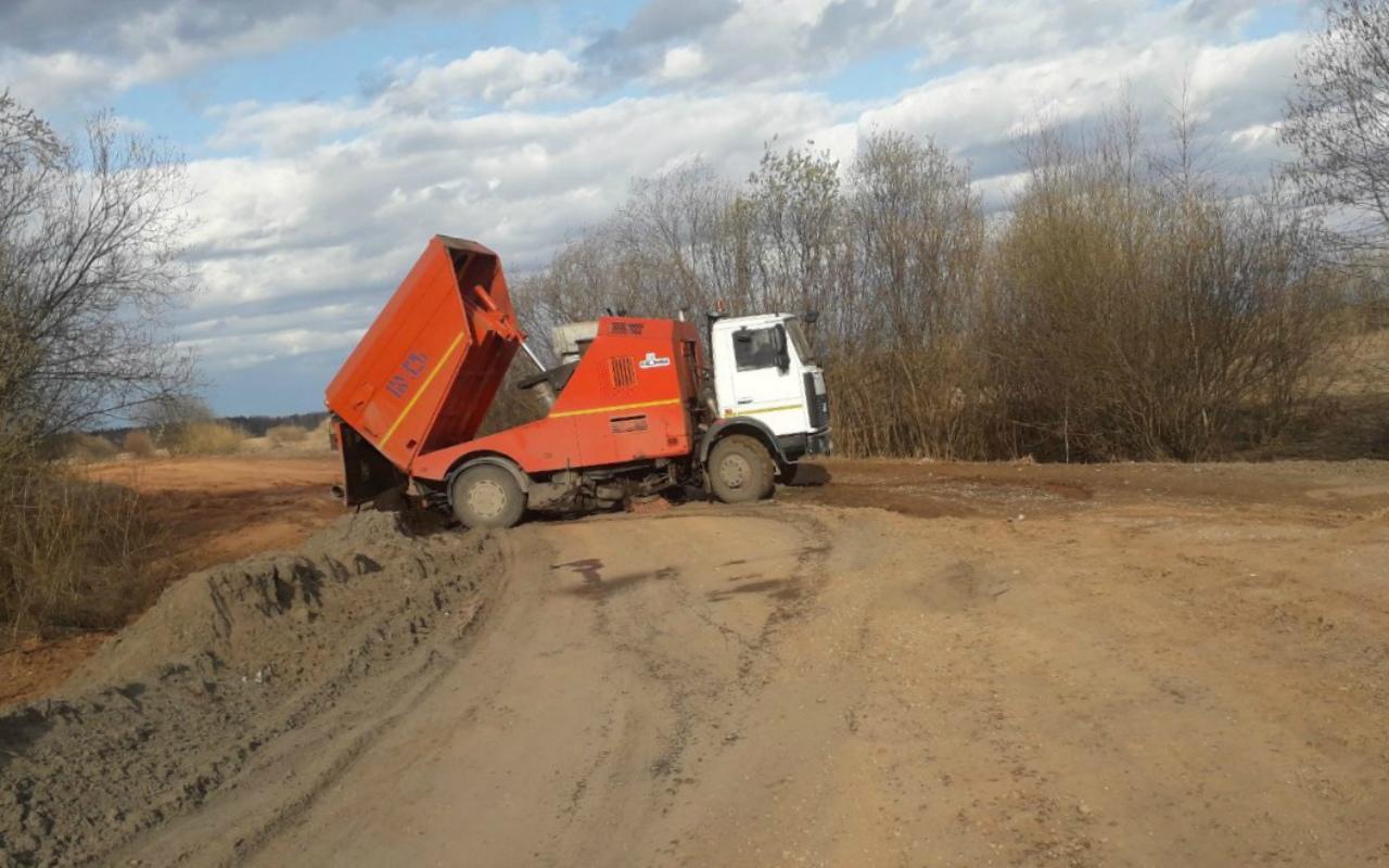 В Кирово-Чепецком районе грязь с дорог сбрасывают в реку