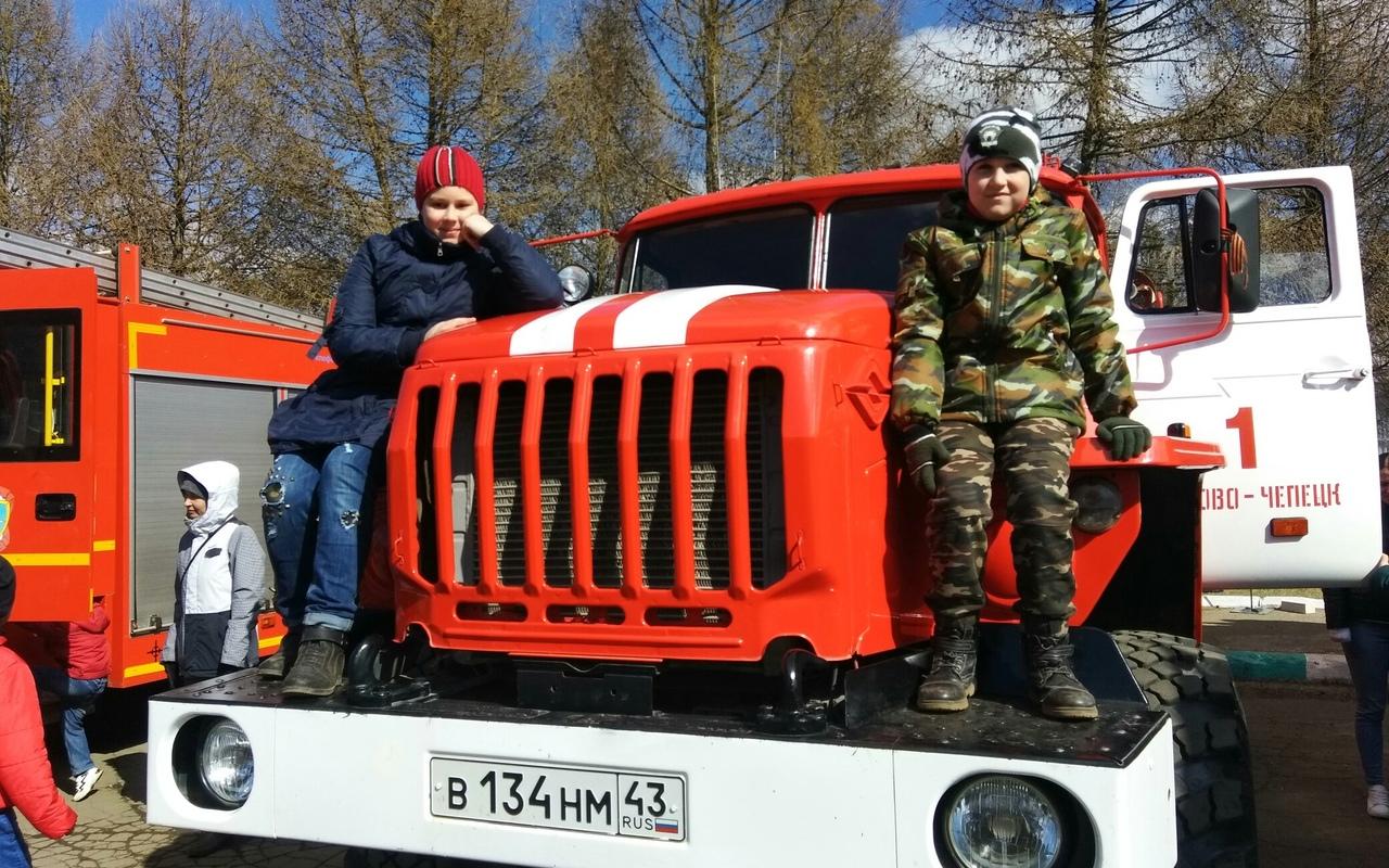 В Кирово-Чепецке прошел парад спасательной техники