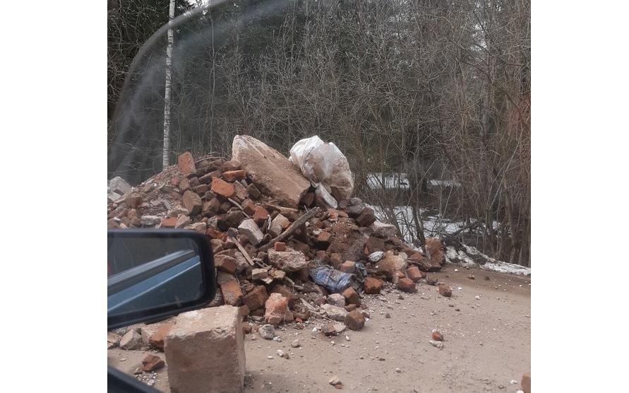 «Ремонт дороги по-чепецки»: горожане сфотографировали огромную кучу строительного мусора по дороге в Каркино