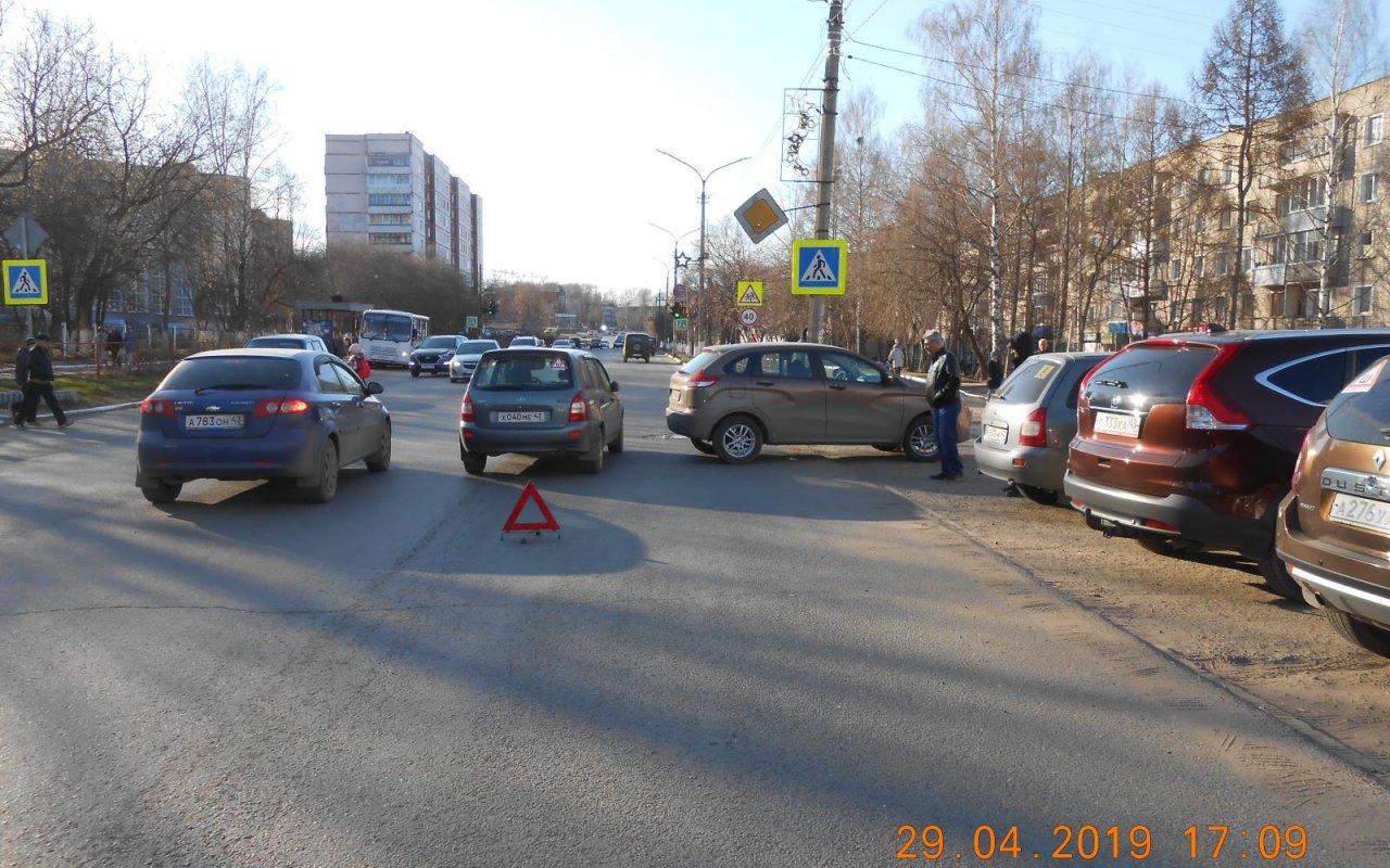 В Чепецке у ТЦ «Русь» Lada XRAY при выезде с парковки не пропустила «Калину»