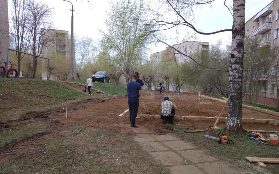 «Не хотим дышать выхлопными газами!»: чепчане выступают против автостоянки во дворе