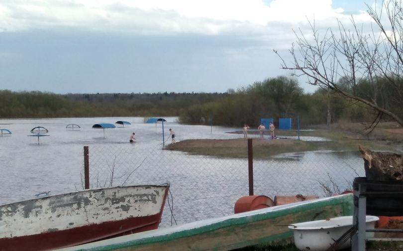 Фото: чепчане открыли купальный сезон на городском пляже