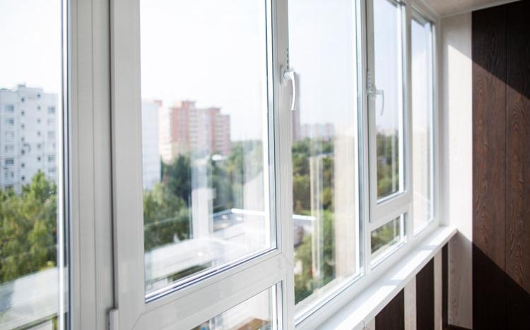 Какие окна лучше ставить при остеклении балкона?