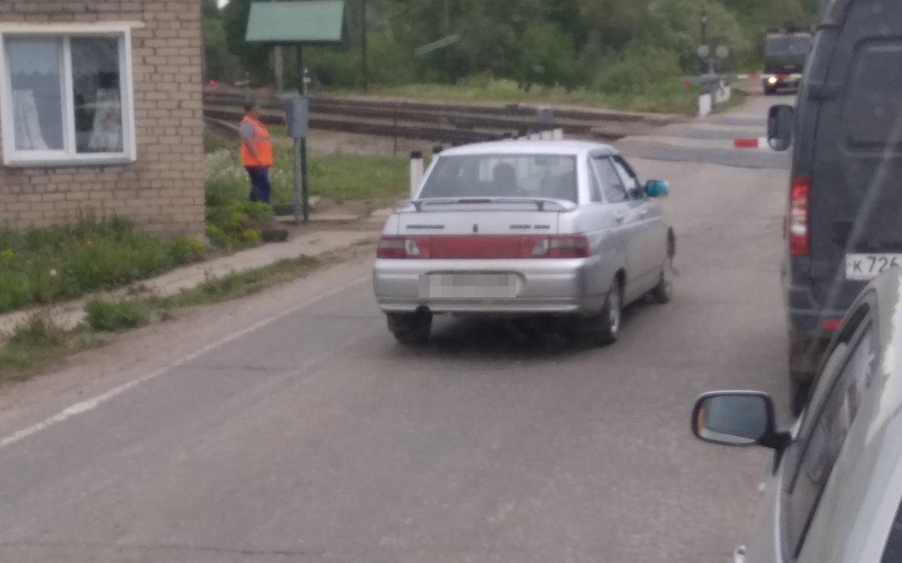 Автохамы, мусор, вырубка деревьев и просрочка: на что жалуются чепчане