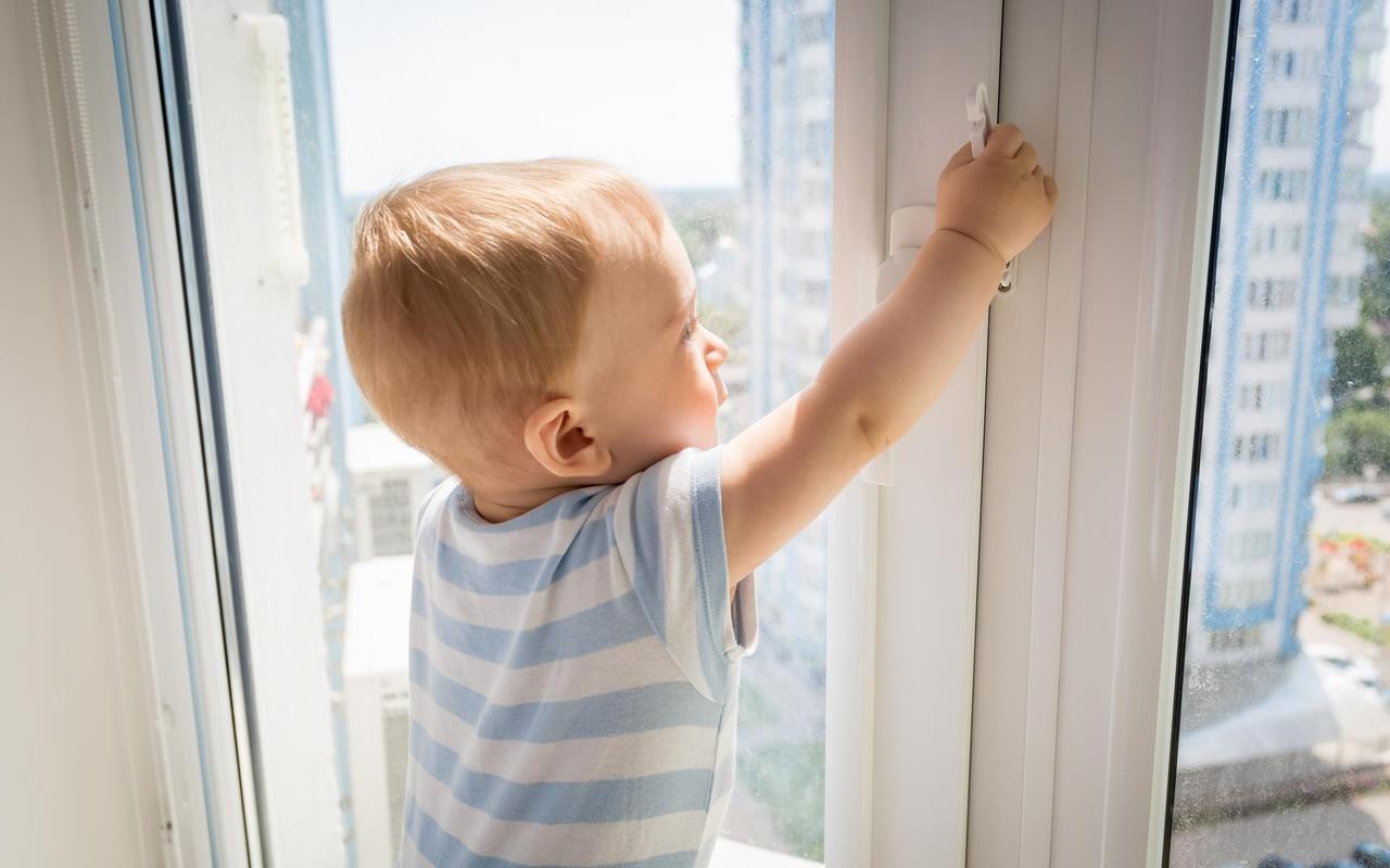 Как уберечь ребенка от падения из окна?