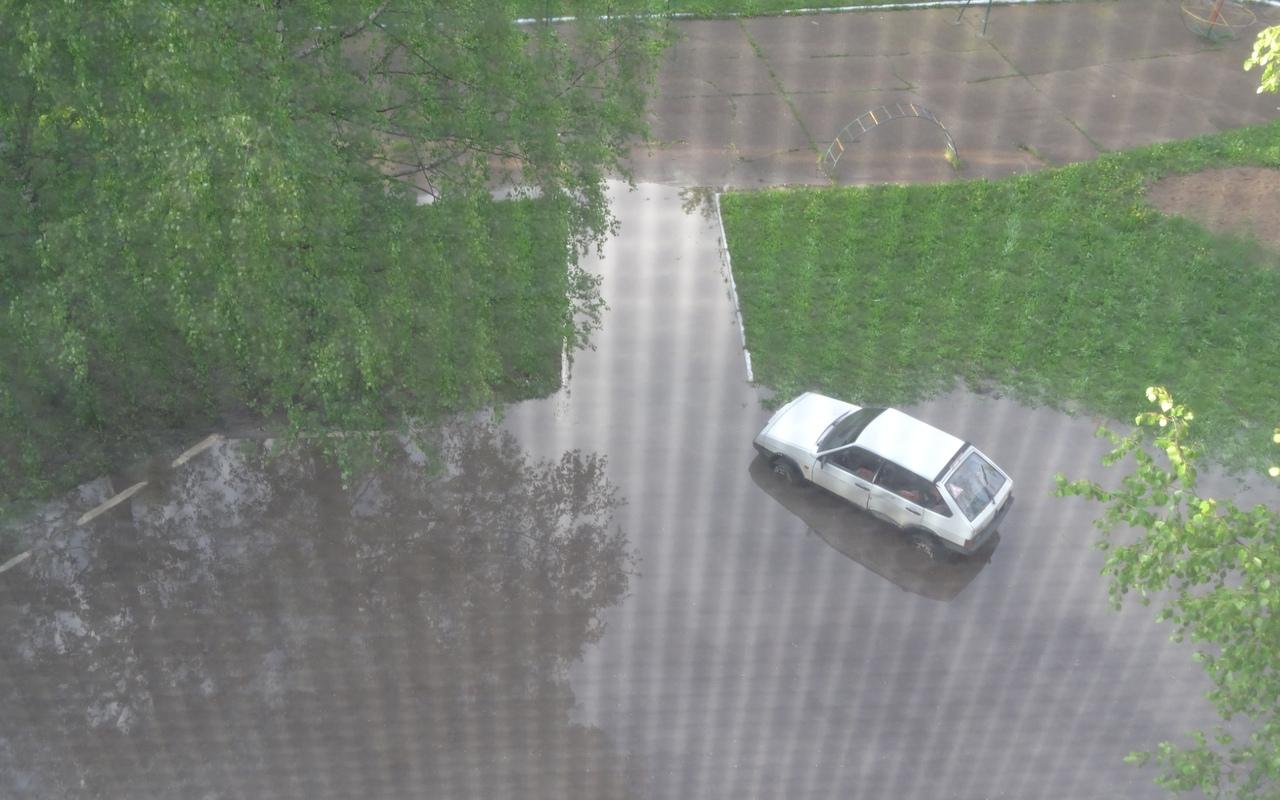 «Из-за неработающей ливневки «попали» на ремонт авто»: чепчане жалуются на затопленный двор