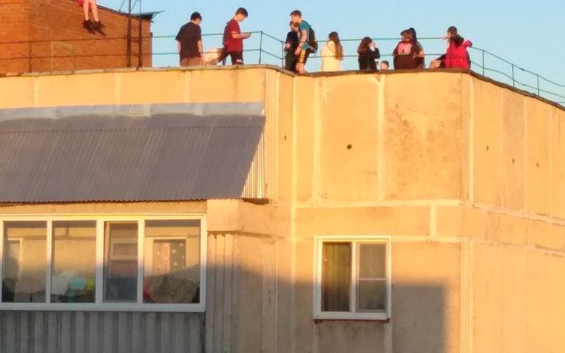 В Кирово-Чепецке больше 10 школьников забрались на крышу высотки