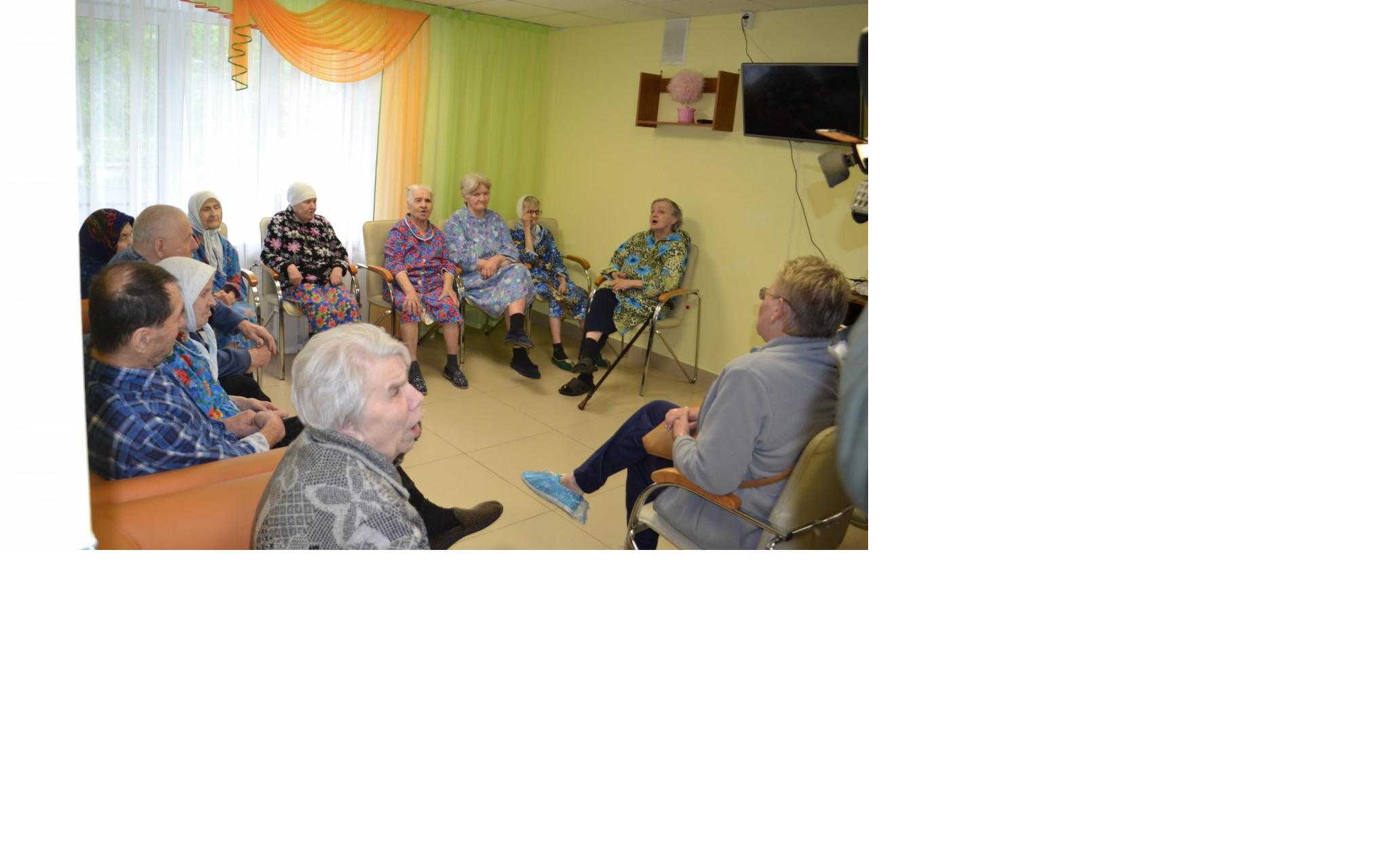 Чепецкому дому-интернату для инвалидов подарили телевизор