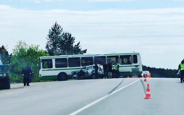 В Чепецком районе ВАЗ влетел в рейсовый автобус: есть пострадавшие