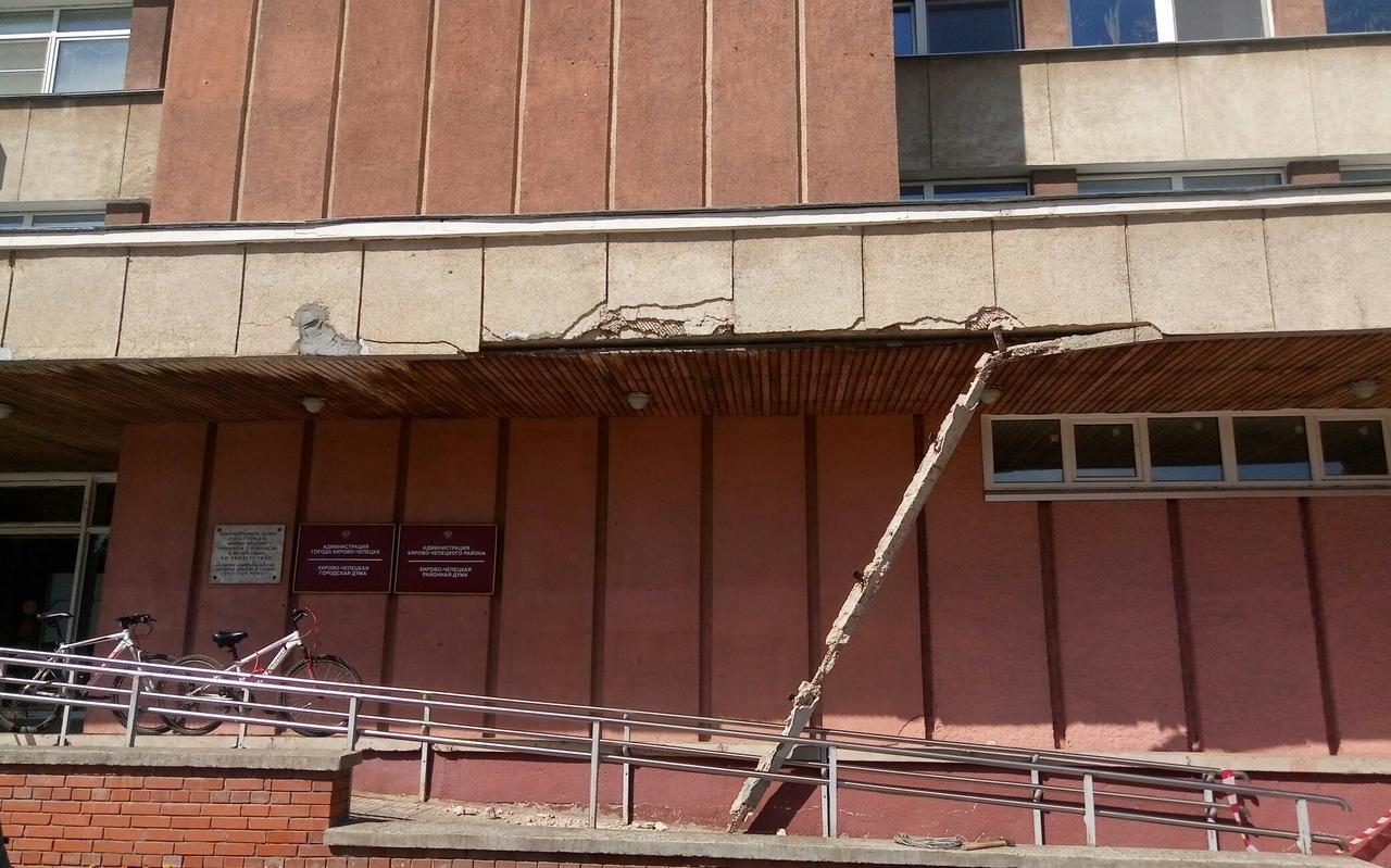 Фото дня: в Кирово-Чепецке обрушилась часть здания городской администрации
