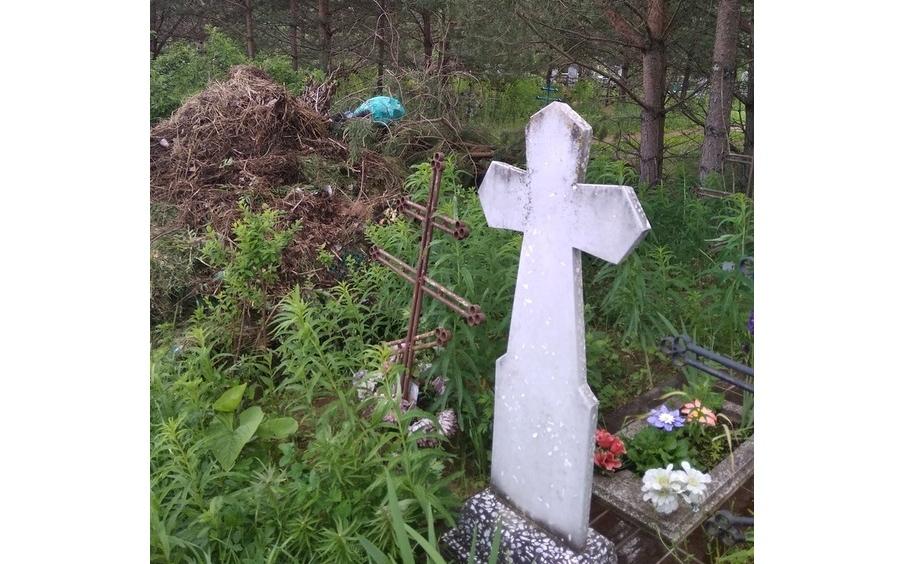 В администрации прокомментировали жалобы горожан на мусор на кладбищах