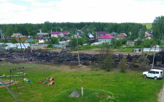 Крупный пожар в Проснице: на месте работали 10 пожарных расчетов