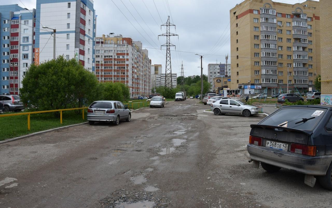 Депутат Михаил Ковязин подал в суд на администрацию Кирова из-за дороги, где ямы в 50 раз больше нормы